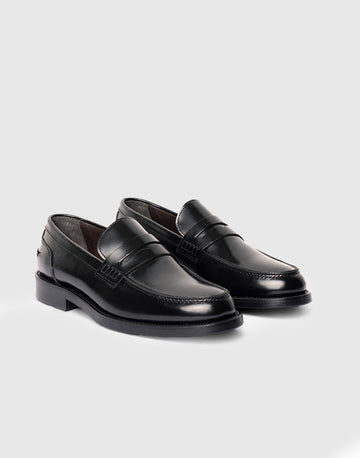Schwarzer Penny Loafer aus gebürstetem Leder